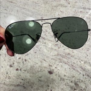 All black ray-ban aviators